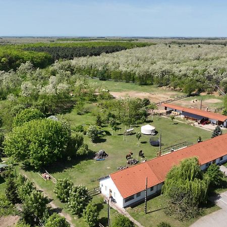 Отель Akacliget Vendeghaz Es Major Ofeherto Экстерьер фото